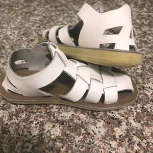 Salt Water Sandals  
Shoe Sharks sandalia.